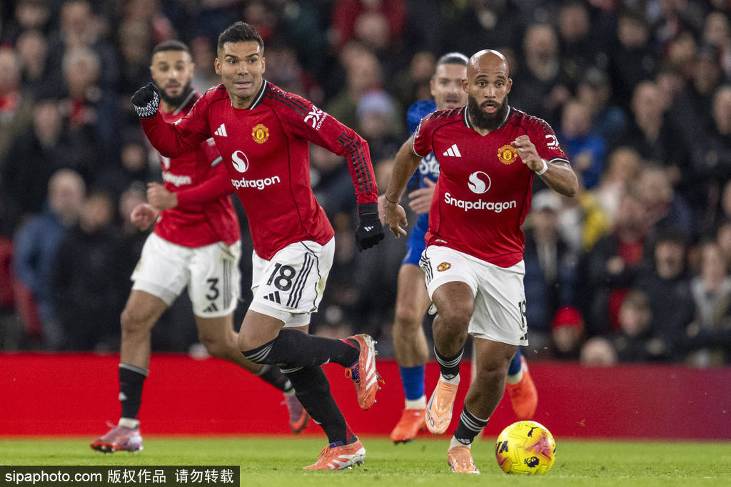 离谱！埃弗顿主力伤退+内讧染红 曼联80分钟多打1人仍输球